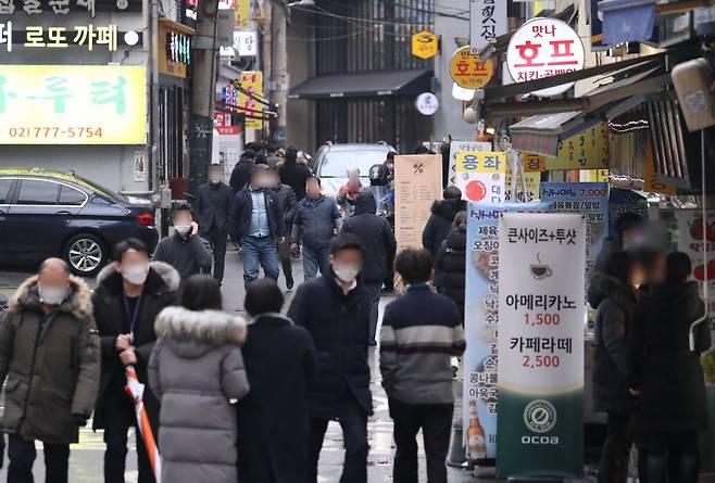 [서울=뉴시스]고승민 기자 = 28일 서울 무교동 식당가에 직장인들이 이동하고 있다. 정부는 대전, 광주, 부산 등 집단감염이 일어나면서 확진세가 증가하자 거리두기 조정안 및 방역조처를 29일에서 이번 주말로 미루어 발표할 예정이다. 2021.01.28. kkssmm99@newsis.com