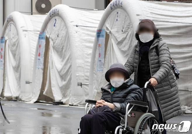 (서울=뉴스1) 이재명 기자 = 정부가 2월 중 신종 코로나바이러스 감염증(코로나19) 예방백신  무료 접종사업을 시작한다. 2월 확정 공급 물량은 75만명분으로 수도권 지역에서 코로나19 환자를 진료하는 의료진에게 가장 먼저 투여된다.  접종은 감염 위험도 등에 따라 Δ1분기 요양병원·노인의료복지시설, 고위험 의료기관 종사자 Δ2분기 65세 이상, 의료기관·재가노인복지시설 종사자 Δ3분기 만성질환자, 성인(19~64세) 등 Δ4분기 2차 접종자, 미접종자 순으로 진행할 계획이다.  28일 국내 첫 접종이 시행될 서울 중구 국립중앙의료원을 찾은 어르신이 병원으로 향하고 있다. 2021.1.28/뉴스1