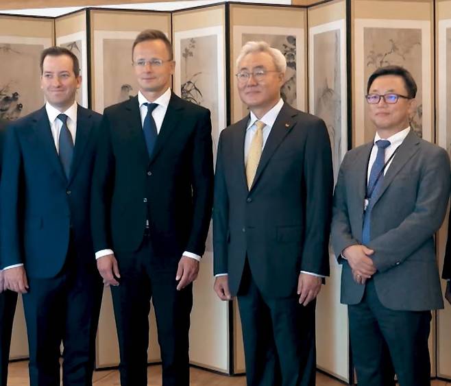 헝가리 씨야르트 피테르 외교통상부 장관(왼쪽 두 번째)은 29일(현지시간) 자신의 페이스북에 지난해 7월 서울에서 김준 SK이노베이션 총괄사장(오른쪽 두 번째)과 만났던 모습이 담긴 영상을 게재했다. [씨야르트 피테르 장관 SNS]