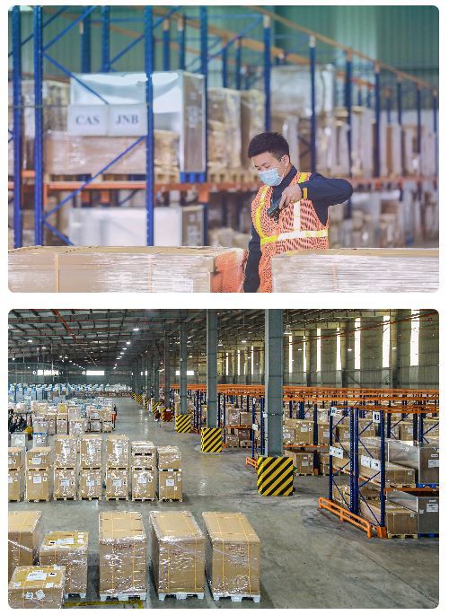 [서울=뉴시스] 삼성 물류 센터의 팀원들이 전 세계 매장과 고객에 발송할 갤럭시 S21 시리즈를 준비하고 있다. 사진 삼성전자