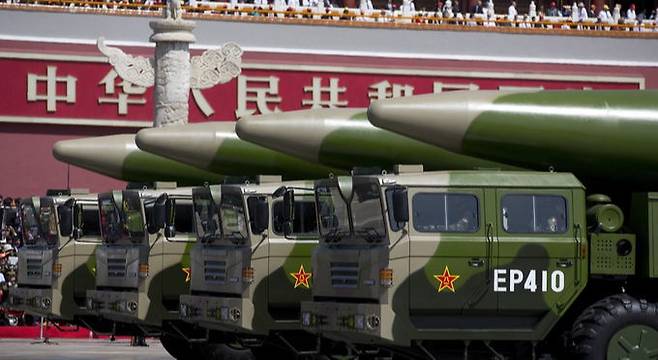 중국의 탄도미사일 부대가 이동식발사차량(TEL)에 탑재된 채 베이징 텐안먼 광장을 행진하고 있다. 게티이미지