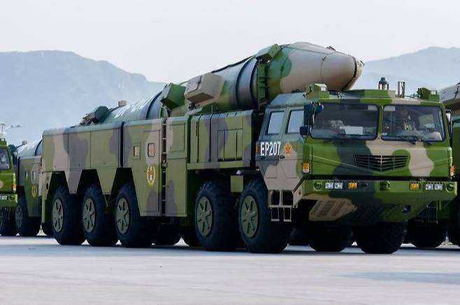 중국의 DF-21D 대함 탄도미사일이 이동식발사차량(TEL)에 실려 이동하고 있다. 세계일보 자료사진