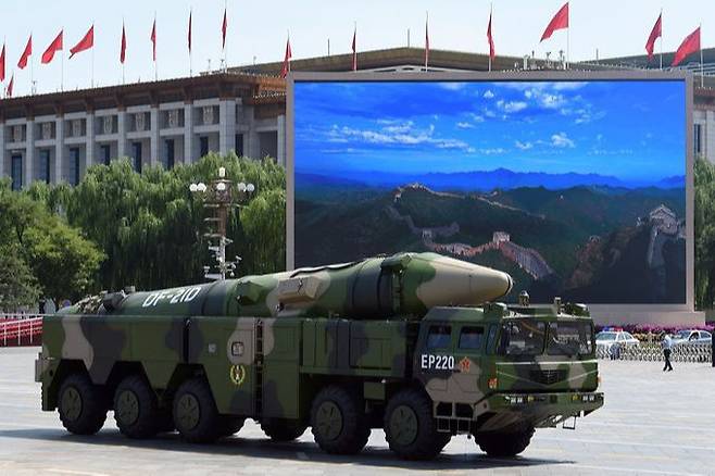 중국의 DF-21D 대함 탄도미사일이 이동식발사차량(TEL)에 실린 채 도로를 이동하고 있다. 세계일보 자료사진