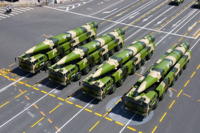중국의 DF-26 미사일들이 도로를 이동하고 있다. 게티이미지