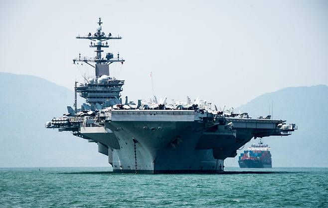 미 해군 핵항모 칼 빈슨호가 항구에 입항하기 위해 항해하고 있다. 세계일보 자료사진