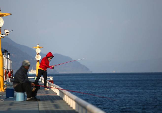 한 여성 낚시인의 낚시하는 모습 [사진/성연재 기자]
