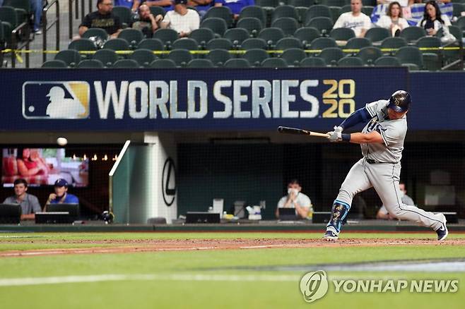 최지만이 월드시리즈 2차전에서 6회 안타를 치는 장면 [게티이미지/AFP=연합뉴스 자료사진]