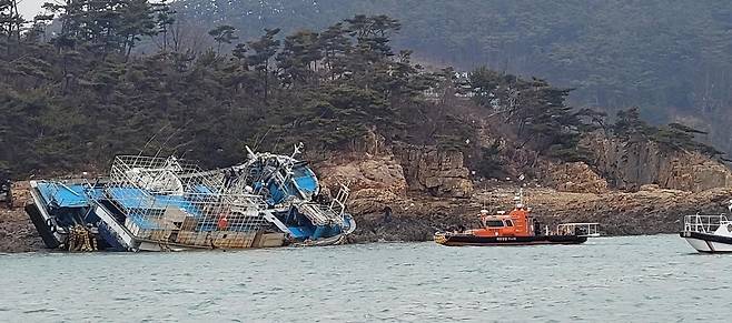 30일 태안 신진항 내 마도 인근 해상 갯바위에 좌초된 선박 [태안해경 제공. 재판매 및 DB 금지]