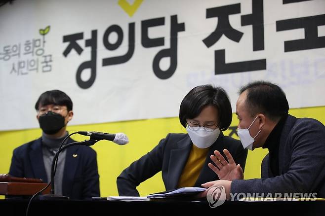 대화하는 강은미 원내대표-김응호 부대표 (서울=연합뉴스) 박동주 기자 = 정의당 강은미 원내대표가 30일 오후 서울 정의당에서 온라인 방식으로 열린 정의당 전국위원회에 앞서 김응호 부대표와 대화하고 있다. 2021.1.30 pdj6635@yna.co.kr