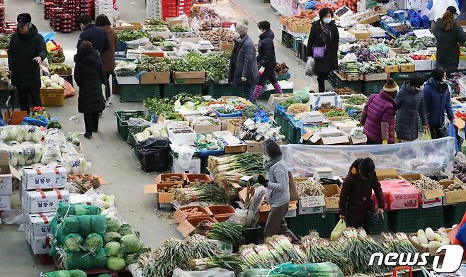 설날을 앞둔 29일 오후 대전 유성구 노은농수산물도매시장에서 시민들이 장을 보고 있다. 2021.1.29/뉴스1 © News1 김기태 기자