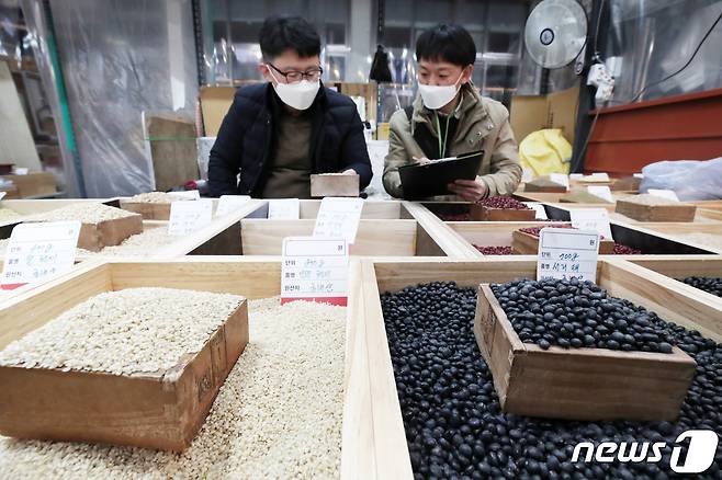 민족 대명절 설을 보름여 앞둔 27일 오후 경기도 수원시 화서시장에서 국립농산물품질관리원 수원사무소 관계자들이 원산지 특별점검을 하고 있다. 2021.1.27/뉴스1 © News1 조태형 기자