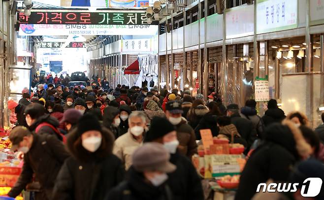 29일 서울 동대문구 경동시장에서 시민들이 장을 보고 있다.  © News1 구윤성 기자