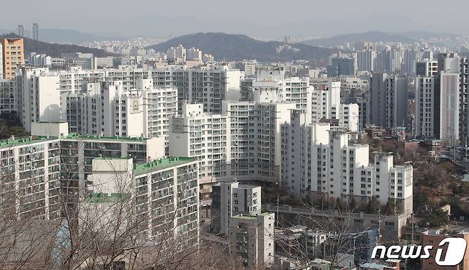서울 종로구 창신동 낙산마을에서 바라본 서울 아파트 단지 모습. © News1 박정호 기자