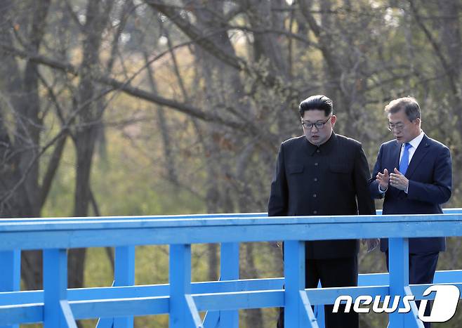 문재인 대통령과 김정은 국무위원장이 2018년 4월27일 공동 식수를 마친 후 군사분계선 표식물이 있는 ‘도보다리’까지 산책을 하며 담소를 나누고 있다. 2018.4.27/뉴스1 © News1 한국공동사진기자단