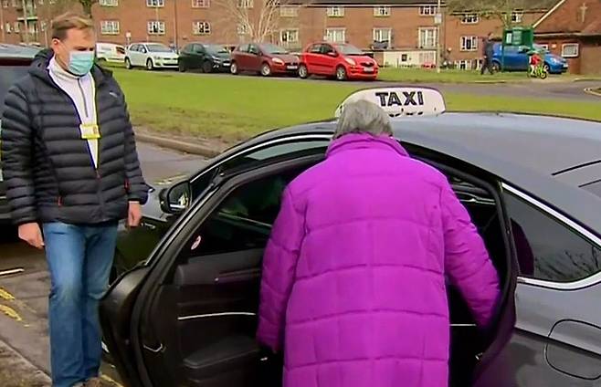 집 앞에 와 있는 택시를 타는 실비아 메릿씨./BBC 캡처