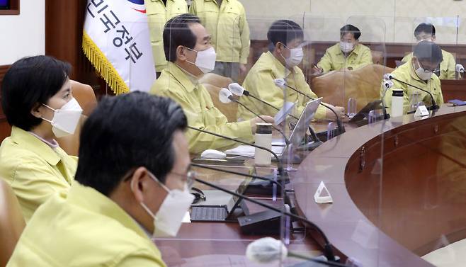 정세균 국무총리가 31일 오후 정부서울청사에서 열린 신종 코로나바이러스 감염증(코로나19) 대응 중앙재난안전대책본부(중대본) 회의를 주재하고 있다. 연합뉴스