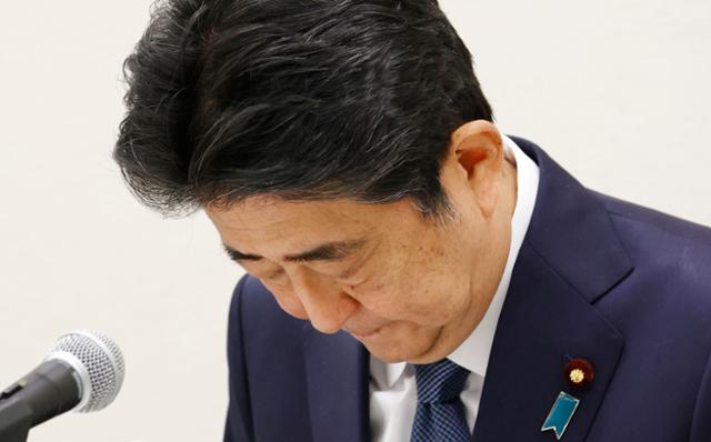 코로나19 대응 실패 책임을 지고 물러난 아베 신조 전 일본 총리가 지난해 12월 국회에서 기자회견을 열고 지역구민들에게 불법 향응 의혹이 제기된 '벚꽃 모임' 행사 논란에 대해 대국민 사과를 하고 있다. 도쿄=AP 뉴시스