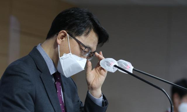 김진욱 초대 고위공직자범죄수사처(공수처) 처장이 1월28일 오후 서울 종로구 정부서울청사 브리핑룸에서 헌법재판소 결정 관련 브리핑을 하고 있다. 헌법재판소는 이날 공수처의 설립과 운영 근거를 정한 법률이 헌법에 위배되지 않는다고 판결했다. 뉴스1
