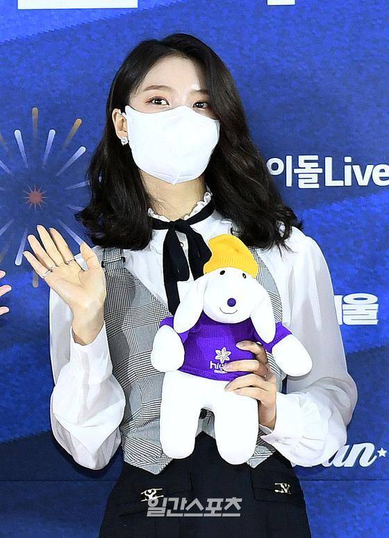 Binnie of Group OH MY GIRL attended the red carpet event before attending the 30th High1 Seoul Song Awards at the Seoul Jamsil Gymnastics Stadium on the afternoon of the 31st.Photo: SportsSeoul provided 2021.01. 31