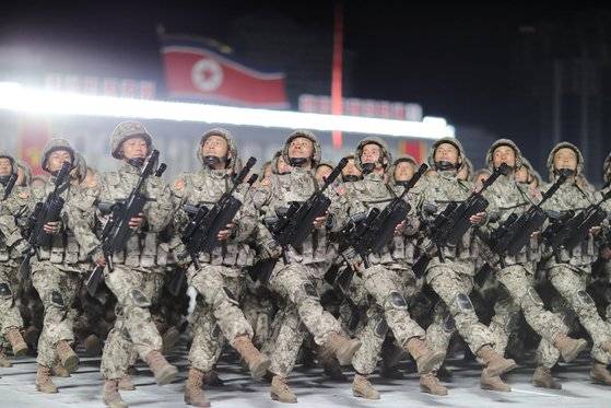 지난해 10월 노동당 창건일 75주년을 맞아 평양 김일성 광장에서 열병식에서 북한군이 행진하고 있다. [뉴스1]