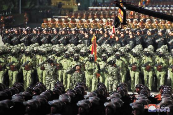 지난해 10월 노동당 창건일 75주년을 맞아 평양 김일성 광장에서 열병식에서 북한군이 행진하고 있다. [조선중앙통신]