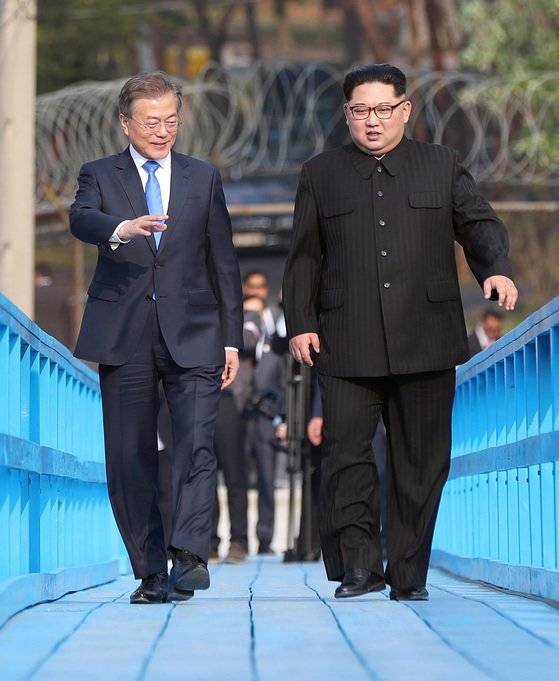 문재인 대통령과 김정은 북한 국무위원장이 27일 오후 판문점 도보다리에서 산책하고 있다. 문 대통령은 4.27 정상회담 기간 중 김 위원장에게 '발전소' 관련 내용이 포함된 USB를 건넸다. 연합뉴스