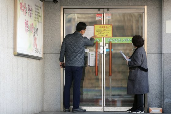 31일 오전 광주 서구 안디옥교회에서 방역당국 관계자가 내부를 살펴보고 있다. 안디옥교회에서 발생한 집단 감염 확진자는 모두 86명으로 늘었다.연합뉴스