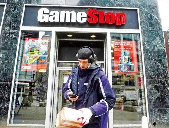 27일 미국 뉴욕증시에서 게임스톱 주식은 133.13% 급등한 344.99달러로 마감했다. 게임스톱의 주가 급등으로 공매도에 나섰던 헤지펀드들은 파산 위기에 몰렸다. 오랜 기간 누적된 공매도 세력에 대한 개인들의 불만이 조직화된 결과라는 분석도 있다. 연합뉴스