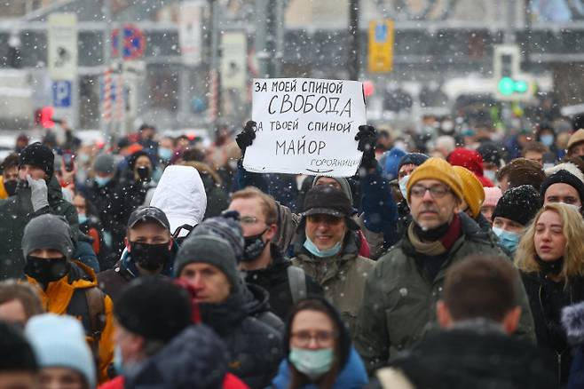 러시아 야권 알렉세이 나발니의 석방을 촉구하는 시위가 31일 모스크바에서 열렸다. 한 시위 참가자가 “내 뒤에는 자유가 있고, 당신의 뒤에는 다수가 있다”는 내용의 손팻말을 들어올리고 있다. 모스크바|타스연합뉴스
