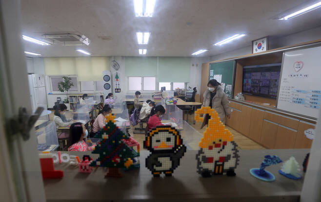 Students attend class Thursday at Yongwon Elementary School in Nowon-gu, northeastern Seoul. (Yonhap)