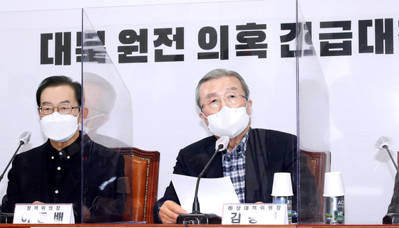 Kim Chong-in, right, the acting chief of the People Power Party, holds a meeting on the allegations that the South Korean government drafted a secret plan in 2018 to build a nuclear power plant in North Korea at the National Assembly in western Seoul Sunday. [OH JONG-TAEK]