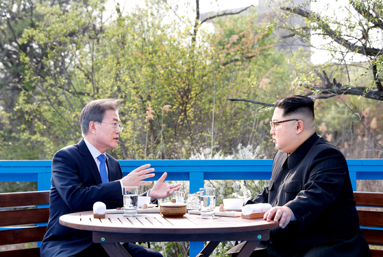 President Moon Jae-in, left, and North Korean leader Kim Jong-un hold one-on-one talks on a footbridge in the truce village of Panmunjom on April 27, 2018. [YONHAP]
