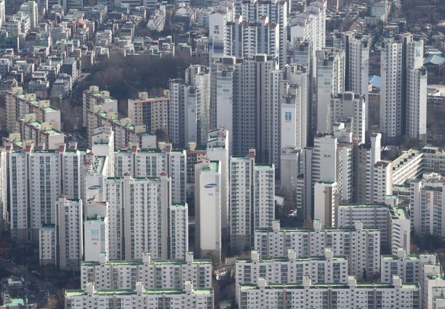 새해 들어 부동산 시장의 관심이 수도권으로 집중되고 있다. 서울 시내 아파트 단지의 모습. 연합뉴스