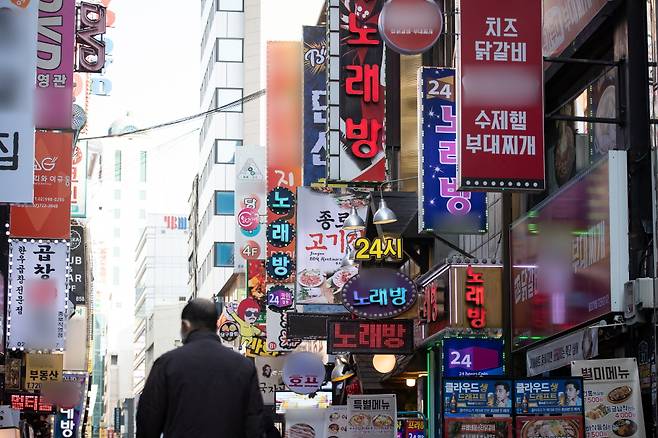 5인 이상 모임 금지와 9시 이후 영업 제한 조치가 2주간 연장된다. / 사진=뉴스1