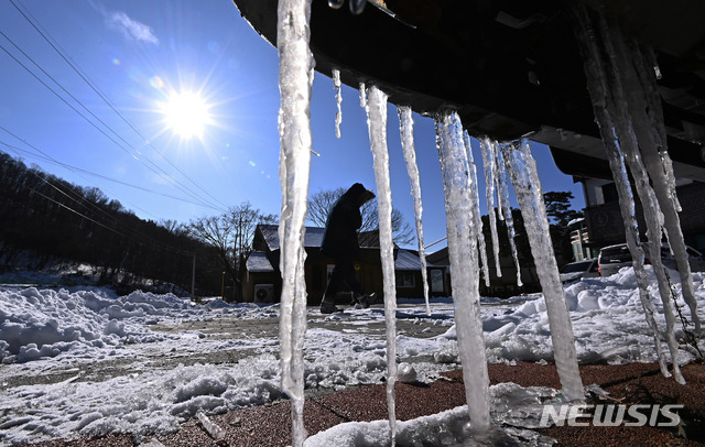 [광주(경기)=뉴시스] 김종택기자 = 전국적으로 한파 특보가 내려진 8일 오후 경기도 광주시 퇴촌면 한 주차장에 세워진 트럭에 고드름이 매달려있다. 2021.01.08.jtk@newsis.com