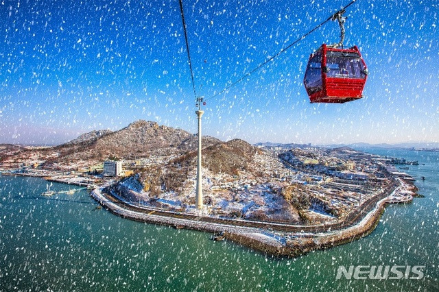 [목포=뉴시스] 눈 내리는 목포해상케이블카. (사진=목포해상케이블카 제공) 2021.01.31. photo@newsis.com