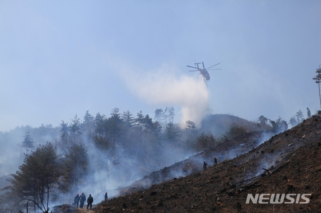 산불진화헬기 산불진화 모습(사진=경기도 북부청 제공)