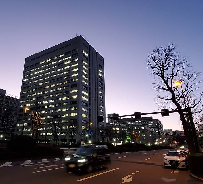 불 밝힌 경제산업성 청사. 가스미가세키(霞が關)라고 불리는 일본 중앙행정기관 밀집 지구에서 야근은 흔한 일상이다. 촬영 이세원