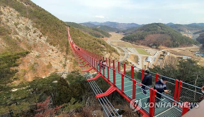 순창 채계산 출렁다리 (순창=연합뉴스) 정경재 기자 = 31일 오후 전북 순창군 채계산 출렁다리를 찾은 관광객들이 주변 경치를 감상하고 있다. 채계산 출렁다리는 길이 270m로 지난해 3월 개통했다. 2021.1.31 jaya@yna.co.kr