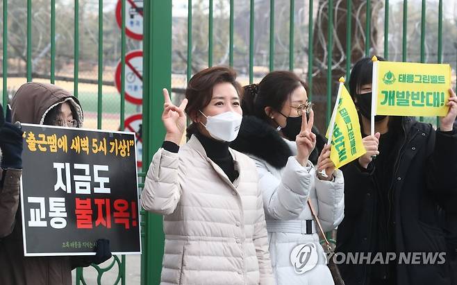 지지자들과 함께한 국민의힘 나경원 전 의원 (서울=연합뉴스) 안정원 기자 = 서울시장 보궐선거 출마선언을 한 국민의힘  나경원 전 의원이 31일 서울 노원구 태릉 골프장 입구에서 동북권 발전 공약 발표를 마친 뒤 지지자들과 기념촬영을 하고 있다. 2021.1.31 jeong@yna.co.kr