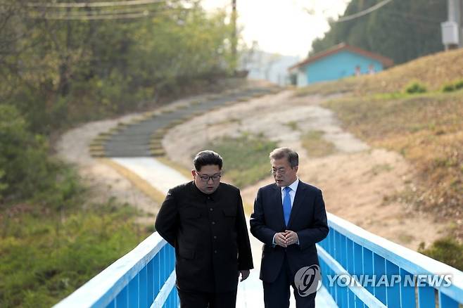 [남북정상회담] 남북정상 도보다리에서 둘만의 산책 문재인 대통령과 김정은 북한 국무위원장이 지난 2018년 4월 27일 남북정상회담 당시 오후 판문점 도보다리에서 산책하고 있다. [연합뉴스 자료사진]