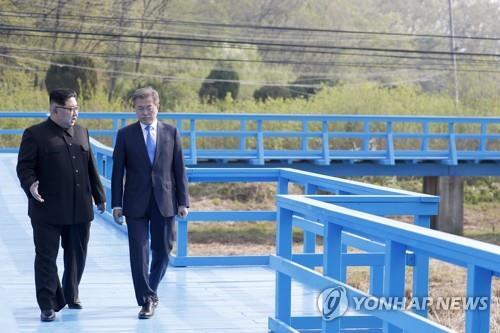 문재인 대통령과 북한 김정은 국무위원장이 지난 2018년 4월 27일 오후 판문점 도보다리에서 산책하며 대화하고 있다. [연합뉴스 자료사진]