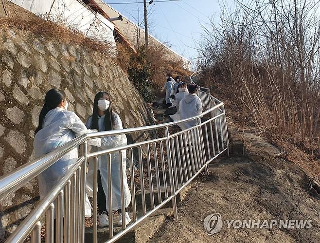 연탄 봉사활동하는 영주영광여고 학생들 (영주=연합뉴스) 31일 경북 영주시 영주1동에서 영주영광여자고등학교 학교폭력예방 동아리 스마일북 학생들이 소외계층을 위한 연탄 1천장을 배달하고 있다. 2021.1.31 [영주영광여자고등학교 제공. 재판매 및 DB 금지] sds123@yna.co.kr