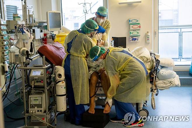 독일 뮌헨의 한 병원에서 코로나19환자 돌보는 의료진[AFP=연합뉴스]