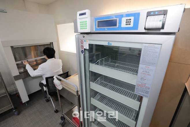 [이데일리 방인권 기자] 1일 언론에 공개된 서울 중구 국립중앙의료원 중앙예방접종센터에서 의료진들이 해동 백신용 냉장고와 초저온 냉동고를 점검하고 있다.