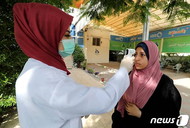팔레스타인 가자지구에서 의료진이 모바일 저널리즘 교육 참석자의 체온을 점검하고 있다. © 로이터=뉴스1 © News1 최서윤 기자