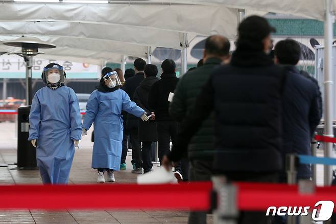 1일 오전 서울 중구 서울광장에 마련된 신종 코로나바이러스 감염증(코로나19) 임시선별진료소에서 시민들이 검사를 기다리고 있다. 2021.2.1/뉴스1 © News1 황기선 기자