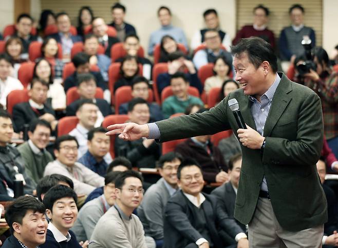 최태원 SK회장이 서울 종로구 SK서린빌딩에서 열린 ‘행복 토크’에서 구성원들과 행복키우기를 위한 작은 실천 방안들에 대해 토론하고 있다. © News1