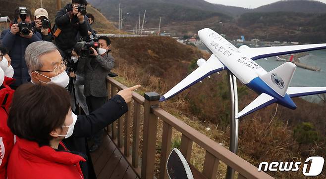 김종인 국민의힘 비상대책위원장이 1일 오전 부산 강서구 가덕도 대항전망대에서 가덕신공항 예정부지를 바라보고 있다. 2021.2.1/뉴스1 © News1 여주연 기자