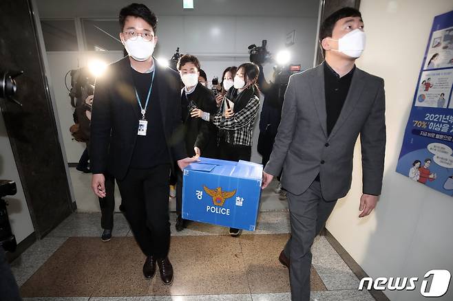 1일 오후 경기도 성남시청에서 경기남부경찰청 반부패경제범죄수사대원들이 은수미 시장의 채용비리 의혹 관련 압수수색을 마치고 압수품을 챙겨서 나서고 있다. 2021.2.1/뉴스1 © News1 조태형 기자